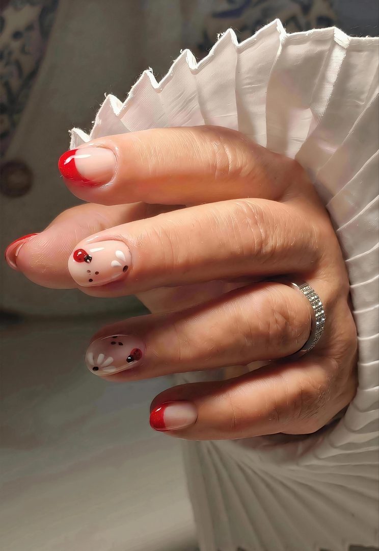 French rouge avec motifs fleuris — ElymNails