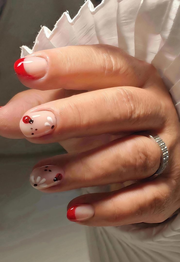 Nail art French rouge avec coccinelle — ElymNails