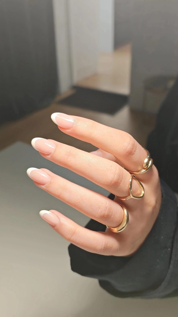 Ongles nude élégants avec bagues dorées — ElymNails