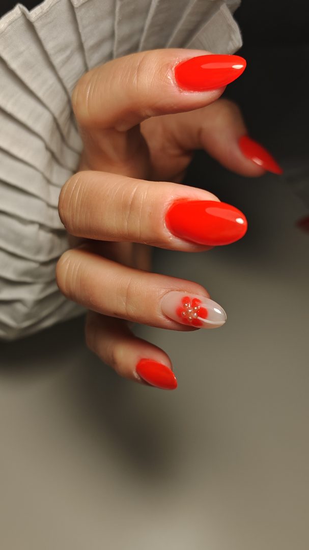 Ongles rouges amande avec fleur — ElymNails